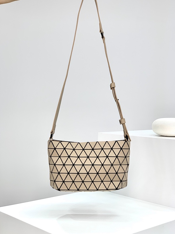 Issey Miyake BAG-123285422