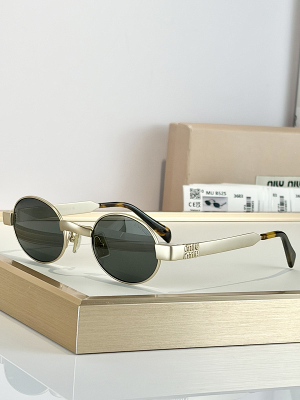 sunglasses。