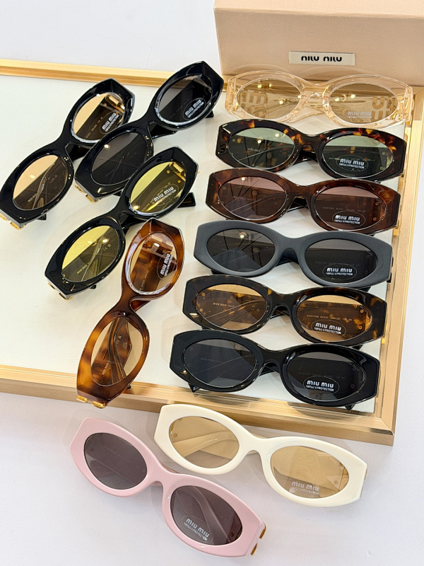 sunglasses。