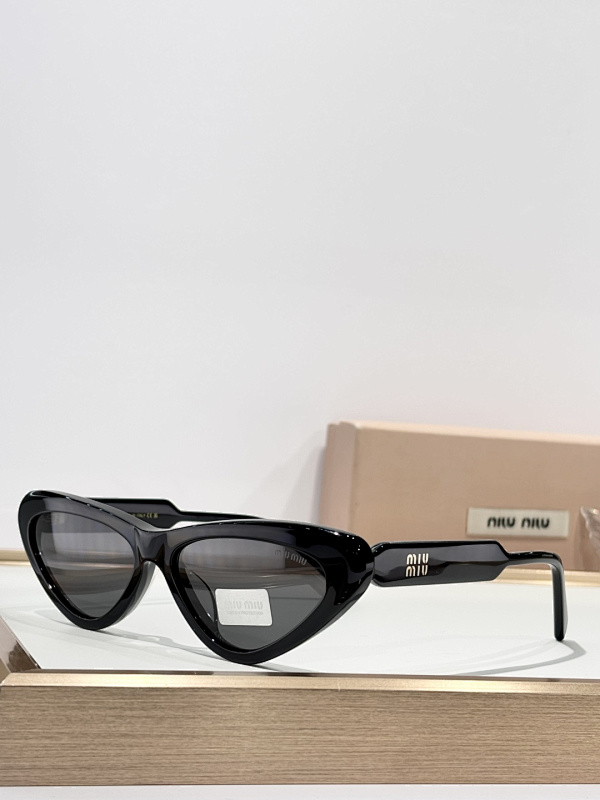 sunglasses。