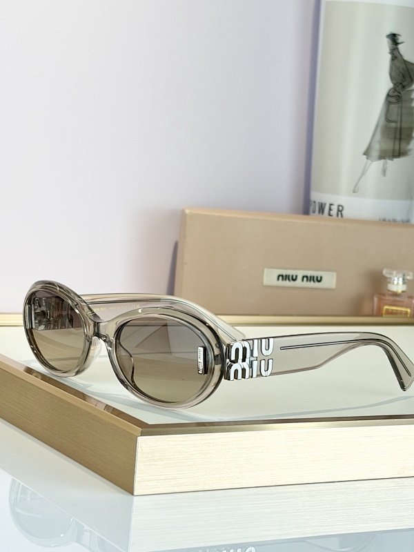 sunglasses。