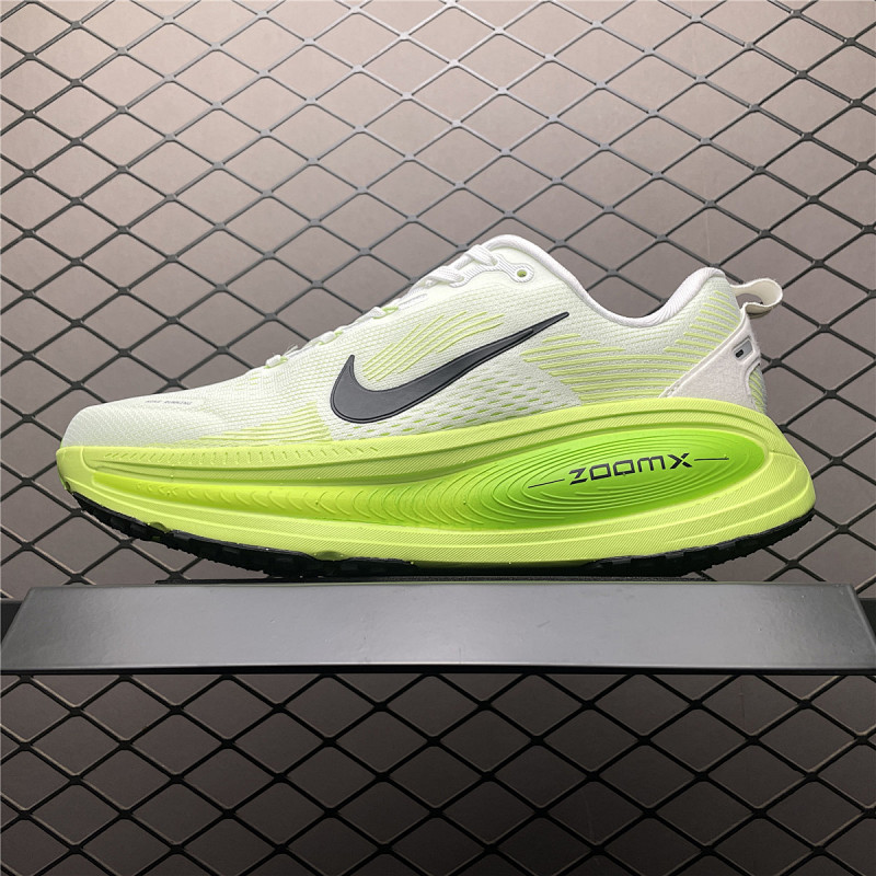 NIKE Vomero V18